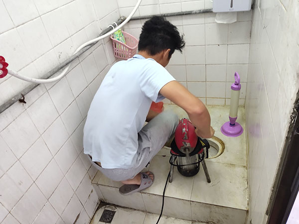长宁管道堵塞冒臭气 专业师傅现场解决问题
