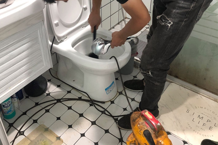 长宁马桶堵塞自己疏通还是找师傅?专业上门服务让你省时更省心